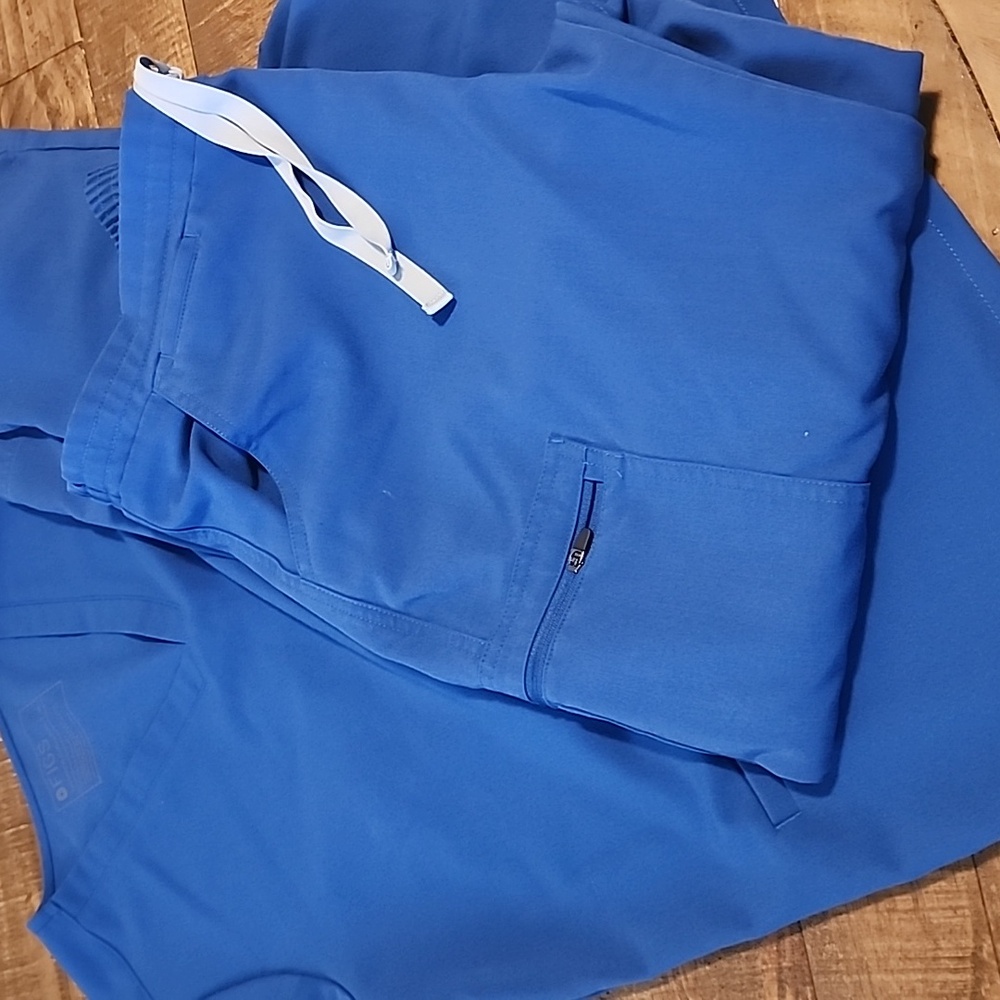 Figs slim straight scrub bottoms and top size medium